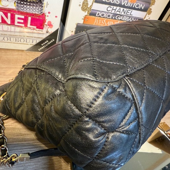 Michael Kors Black Quilted Shoulder Bag with Gold Chain - Picture 6 of 11